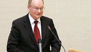 Labiausiai patyręs Seimo narys Č.Jur&scaron;ėnas neatsispyrė pagundai apdovanoti bučiniu naujokę I. Valinskienę