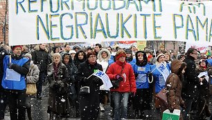 Mitinguotojai su plakatais išėjo į gatves.