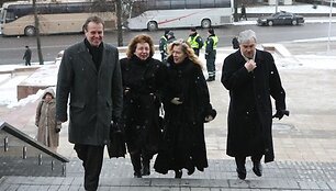 Z.Balčytis (de&scaron;inėje) ir P.&Scaron;erpytis su poniomis