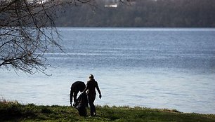 Pasidaliję šiukšlių maišus, pirštines ir specialius įrankius kauniečiai ėmėsi tvarkyti aplinką.