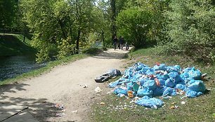 Šiukšlių maišai Trijų kryžių kalno papėdėje