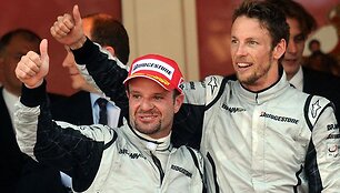 Rubensas Barrichello ir Jensonas Buttonas džiaugiasi savo pergalėmis.