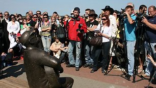 Į V.Kernagio skulptūros atidengimą susirinko gausybė žmonių.