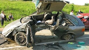 Per avariją Alytaus rajone sužalotas žmogus, smarkiai apgadinti automobiliai.