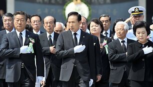 Nacionalinėse kapinėse Seule pagerbiamas žuvusių karių atminimas. Viduryje &ndash; Pietų Korėjos prezidentas Lee Myung-Bak