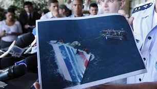 Brazilijos kari&scaron;kių spaudos konferencijoje demonstruojamos nuotraukos i&scaron; nelaimės vietos.