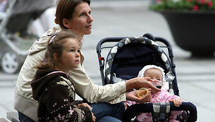 Į protestą rinkosi tėvai su mažais vaikais.