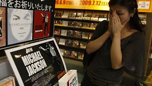 Tokijo muzikos prekių parduotuvėje pamačiusi stendą mirusiam atlikėjui moteris nesulaikė a&scaron;arų.