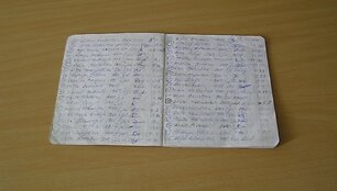 Sąsiuvinyje užfiksuoti moksleivių vardai, pavardės, mokėtos pinigų sumos ir para&scaron;ai.