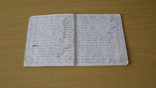 Sąsiuvinyje užfiksuoti moksleivių vardai, pavardės, mokėtos pinigų sumos ir para&scaron;ai.
