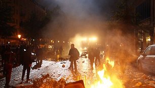 Hamburge demonstrantai užtvėrė miesto gatves barikadomis ir padegė kelis automobilius.