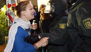 Hamburge demonstrantai užtvėrė miesto gatves barikadomis ir padegė kelis automobilius.