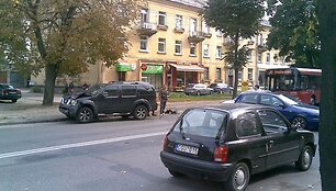 Kaune, Juozapavičiaus prospekte, pirmadienį susidūrė visureigis &bdquo;Nissan Pathfinder&ldquo; ir lengvasis automobilis &bdquo;Fiat Bravo&ldquo;.