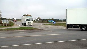 Anot autobuso vairuotojo, vienas vilkikas pravažiavo prieš pat autobusą, o važiuojantis iš paskos trenkėsi į galinę autobuso dalį.