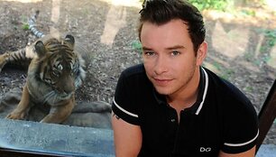 Stephenas Gately i&scaron;rei&scaron;kė savo susirūpinimą dėl nykstančių gyvūnų rū&scaron;ių.