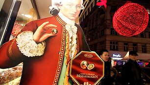 Kalėdiniai Vienos senamiesčio žiburiai ir W.A.Mozarto muliažas, siūlantis praeiviams paragauti saldainių.