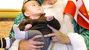 I&scaron; Danijos į Tokijų atvykęs Kalėdų Senelis dėvi žalią kostiumą, nes jis yra ekologijos geros valios ambasadorius.