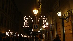 Gatvių ap&scaron;vietimo stulpai padabinti kalėdiniais varpeliais.