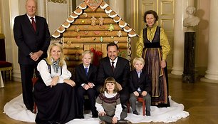 Norvegijos karališkoji šeima (iš kairės) – karalius Haraldas, princesė Mette-Marit, mažasis princas Marius, Princas Haakonas, mažoji princesė Ingrid Alexandra, princas Sverre ir karalienė Sonja – pozuoja šalia imbierinių sausainių namelio per tradicinę kalėdinę karališkosios šeimos fotosesiją.