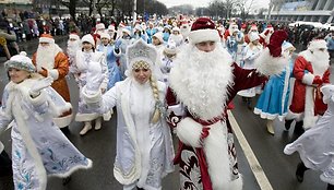 Minske Kalėdų proga vyksta šventinis paradas.