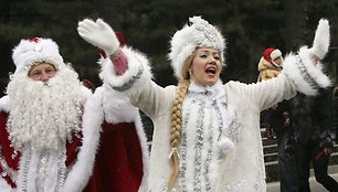 Senis Šaltis ir snieguolė dainuoja naujametiniame parade. 