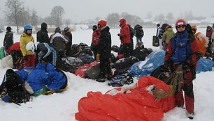 Ant Galvės ežero ledo prasidėjo tarptautinės parasparnių varžybos.