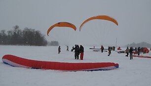 Ant Galvės ežero ledo prasidėjo tarptautinės parasparnių varžybos.