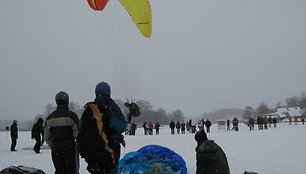Ant Galvės ežero ledo prasidėjo tarptautinės parasparnių varžybos.