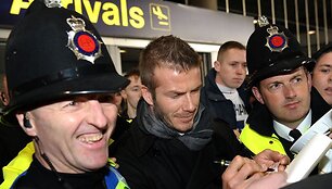 Su &bdquo;AC Milan&ldquo; komanda į Mančesterį atvykęs Davidas Beckhamas oro uoste buvo sutiktas minios gerbėjų. 