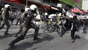 Graikijoje toliau tęsiasi neramumai. Ketvirtadienį protestuotojai gatvėse susirėmė su policija.