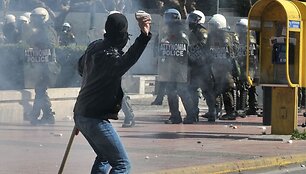 Graikijoje toliau tęsiasi neramumai. Ketvirtadienį protestuotojai gatvėse susirėmė su policija.