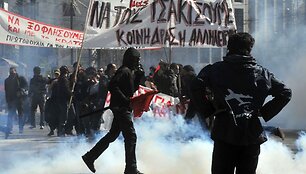 Graikijoje toliau tęsiasi neramumai. Ketvirtadienį protestuotojai gatvėse susirėmė su policija.