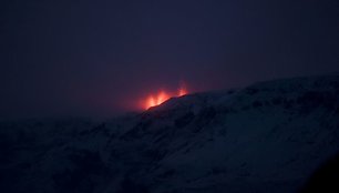 Islandijos padangę nušvietė nuo besiveržiančio ugnikalnio susidariusi pašvaistė. 