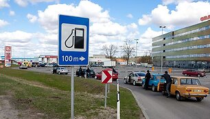 &Scaron;imtai, per brangiais degalais pasipiktinusių vairuotojojų, &scaron;e&scaron;tadienį įvairiuose Lietuvos miestuose savo automobiliais užkim&scaron;o degalines. 