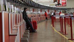 Lėktuvu keliones planavusiems žmonėms, skrydžius kol kas tenka pamir&scaron;ti ir nežinia kuriam laikui įsikurti oro uostuose.