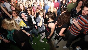 &Scaron;e&scaron;tadienio vakarą vilniečiai ir miesto svečiai &scaron;ėlo didžiausiame &bdquo;Mashup Bootie&ldquo; vakarėlyje.