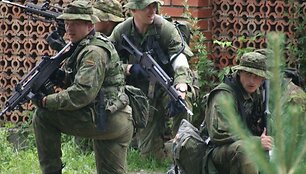 Pratybose kariai žvalgė ir vertino teritorijas ir objektus, įrenginėjo stebėjimo postus, vykdė objektų užėmimo, atsitraukimo ir kt. žvalgybos paramos užduotis.