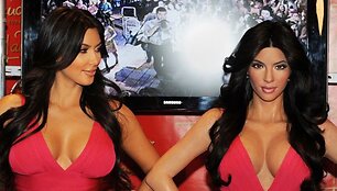 TV žvaigždė Kim Kardashian pozavo prie savo va&scaron;kinės figūros, kuri yra &bdquo;Madame Tussauds&ldquo; muziejuje Niujorke.