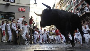 Ispanijos &scaron;iauriniame Pamplonos mieste &scaron;e&scaron;tadienį per ketvirtąjį &scaron;ių metų San Fermino festivalio bulių bėgimą buvo sužeisti trys žmonės. 