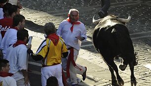 Ispanijos &scaron;iauriniame Pamplonos mieste &scaron;e&scaron;tadienį per ketvirtąjį &scaron;ių metų San Fermino festivalio bulių bėgimą buvo sužeisti trys žmonės. 