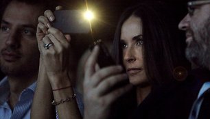 2010-ieji: aktorė Demi Moore fotografuoja savo vyrą.