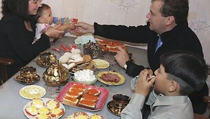 Rusijos prezidentas Dmitrijus Medvedevas pirmadienį lankėsi vienoje i&scaron; Kurilų salų. 