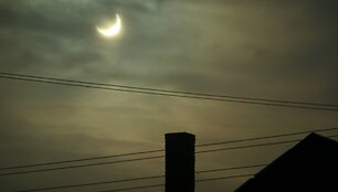 Dalinis Saulės užtemimas vir&scaron; Lietuvos. Fotografuota Marijampolėje, apie 10 val. ryto.