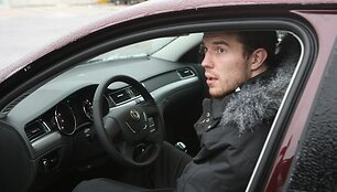 Martynas Gecevičius sėda prie naujojo automobilio vairo.