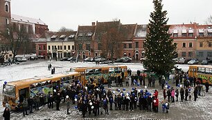 Penktadienį į Kauno Rotu&scaron;ės aik&scaron;tę rinkosi žmonės, norintys atsisveikinti su senais &bdquo;Ikarus&ldquo; autobusais.