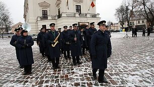 Teatralizuotoje atsisveikinimo ceremonijoje grojo Karinių oro pajėgų pučiamųjų instrumentų orkestras.