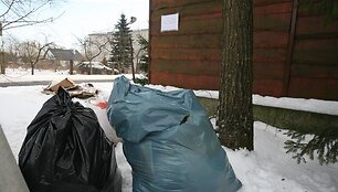 Džiaugsmo gatvės gyventojai, taupydami pinigus už &scaron;iuk&scaron;lių i&scaron;vežimą, jas meta tiesiog į pakeles. 