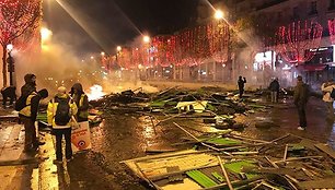 Paryžiuje per „geltonųjų liemenių“ protestus kilo susirėmimų su policija.