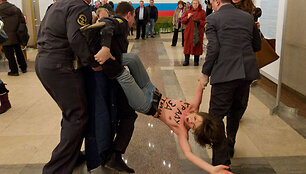 Pusnuogės &bdquo;Femen&ldquo; aktyvistės pasikėsino į Vladimiro Putino balsą. 