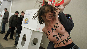 Pusnuogės &bdquo;Femen&ldquo; aktyvistės pasikėsino į Vladimiro Putino balsą. 